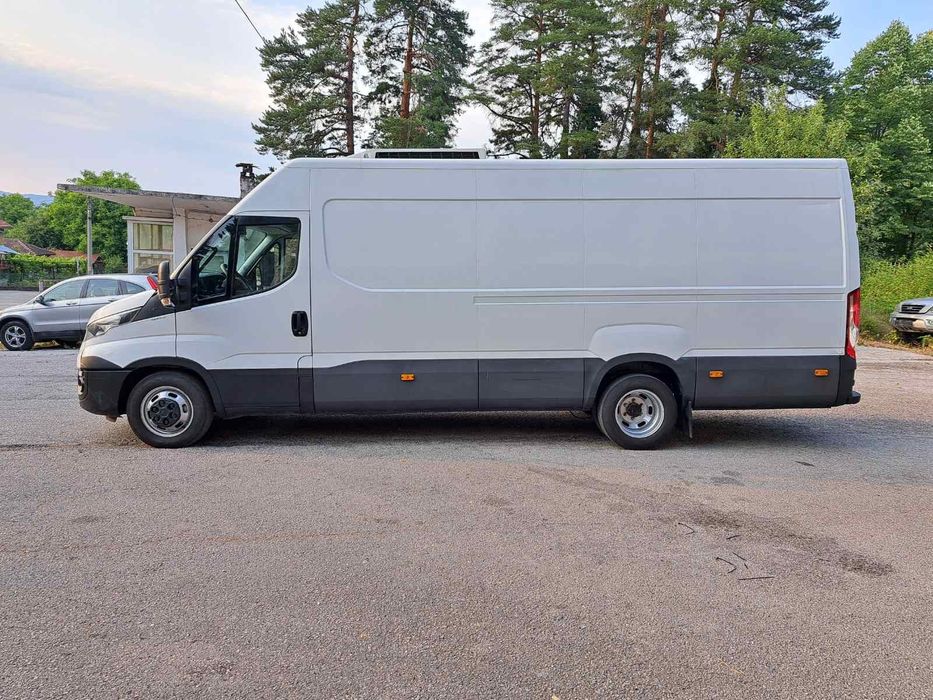 Продавам бус Iveco Daily 35-180 ХЛАДИЛЕН  2017г