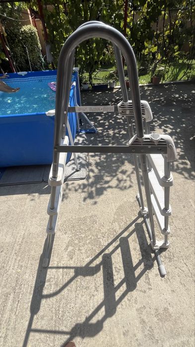 Scara piscina in stare buna
