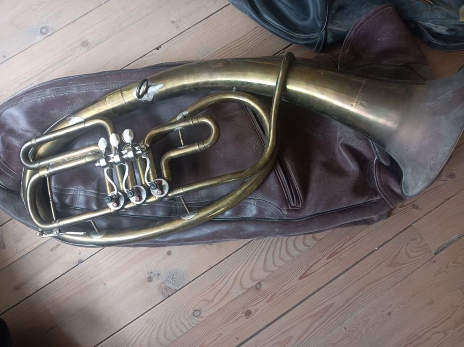 Духовые и ударные инструменты, туба и барабаны