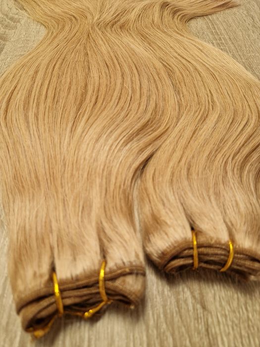 Естествена коса с плътен косъм и крайща.