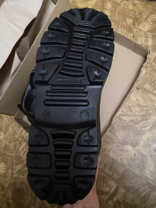 Чисто нови работни обувки с метални бомбета 45 номер