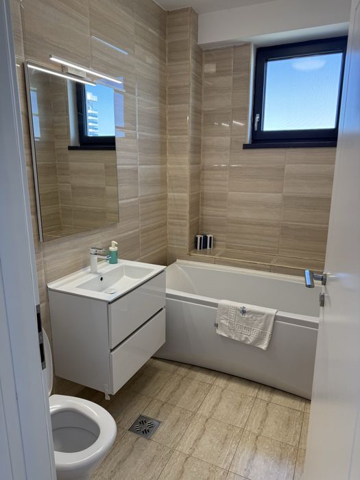 Inchiriez ap 3 cam Summerland vedere frontal mare,In fata cluburilor,Apartamentul are 90 mp, doua dormitoare cu doua bai, bucatarie , living generos.