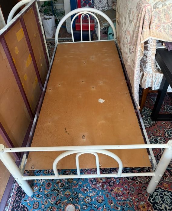 Продам срочно кровать железный
