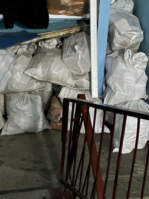 Бесплатно кирпич в мешках целый и половины советский