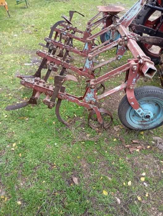 Vând prășitoare cu 5 sectii românească.ideala pt tractor u445.