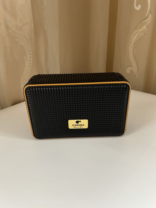 COHIBA хумидор за 4 пури – преносим, кожен, с дигитален хигрометър