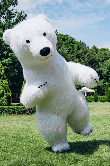 Белый мишка поздравит