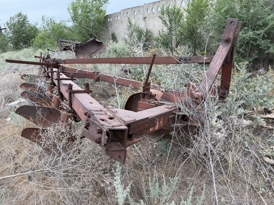 Плуг 8 корпусной