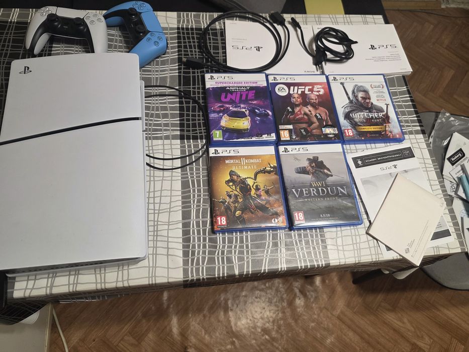 Продавам PlayStation 5 Slim с дисково устройство перфектно състояние с гаранция!