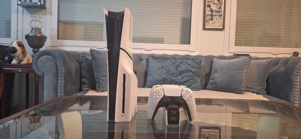 PS5 Slim (версия с дисково устройство), почти неизползвана, с 2 оригинални контролера, двойно зарядно устройство, 3 игри, стойка и оригиналната кутия.