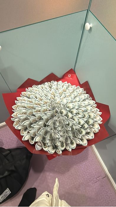 Букет из долларовых купюр