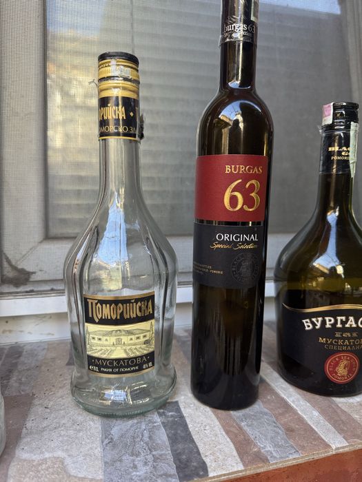 Празни бутилки от ракия и уиски
