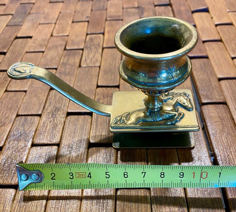 #1504# Малък масивен свещник. Бронз/лаунс. Винтидж.