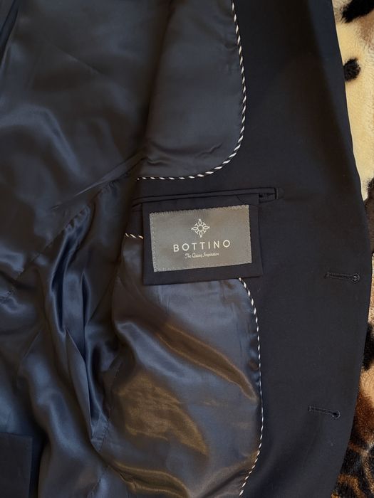 Костюм новый продам