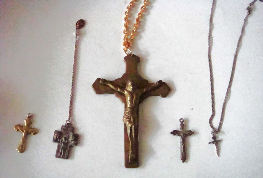 Лот стари разпятия