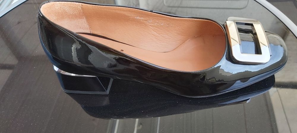 Дамски черни лачени обувки с катарама и нисък ток