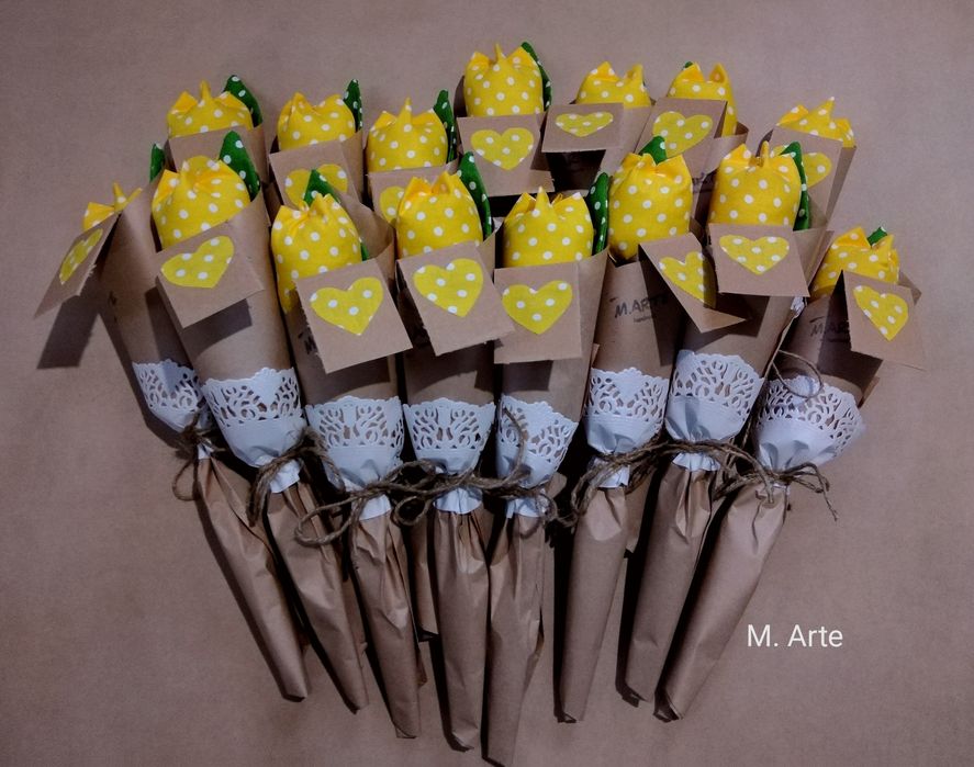 Букет от 3 броя лалета 15лв Еденичен букет 5лв Текстилни лалета