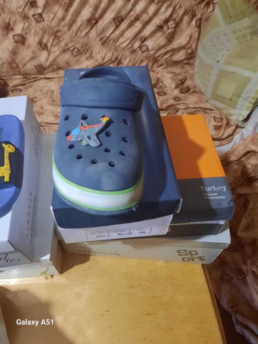 Здравей те продавам детски сандали ,крокита,и джапанки