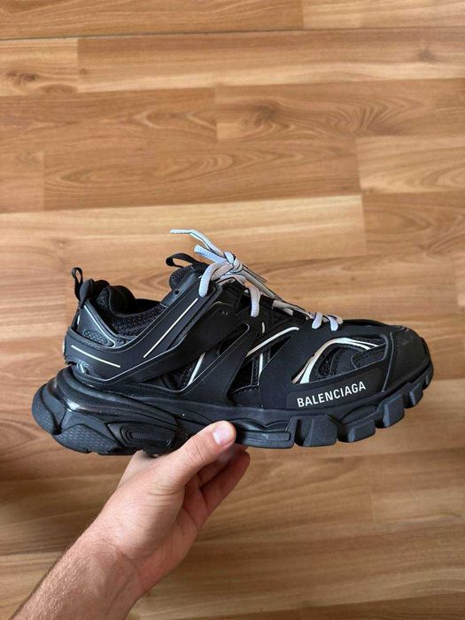 Sneakers Balenciaga cu eticheta (nu Nike, Gucci, Adidas, Balenciaga)