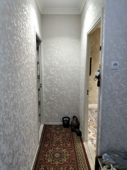 2 xonali uy 1 etaj. Yonida 6 etajli mehmonxona ham bor. 130000$.