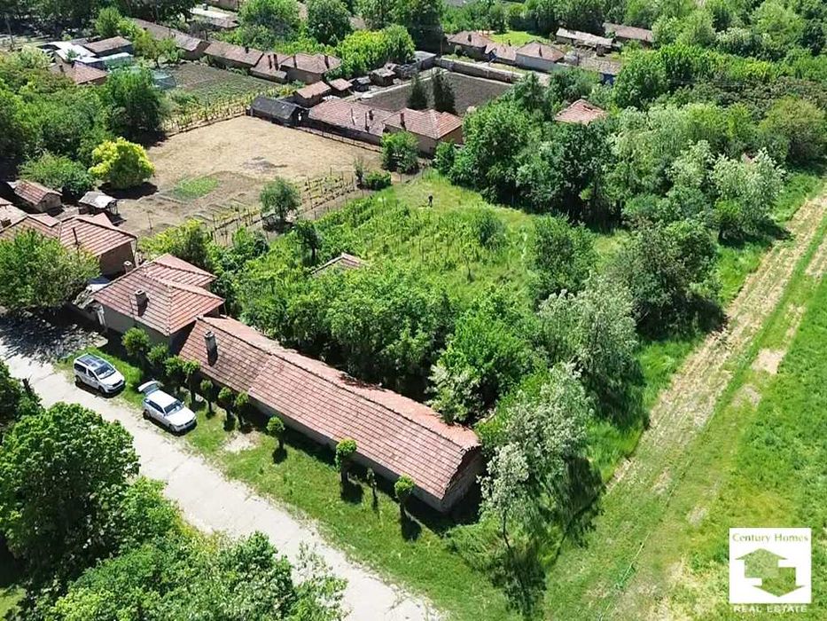 145321 Здрава двуетажна къща, с лятна кухня и стопански постройки, в с. Масларево