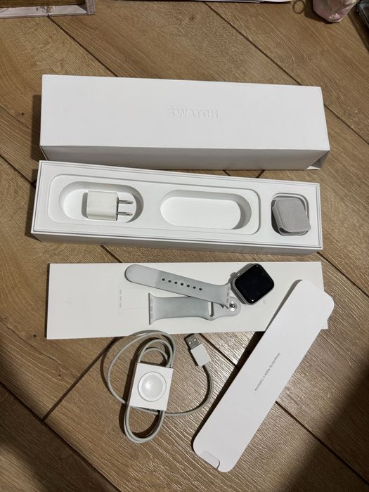 Продам б/у apple watch series 5