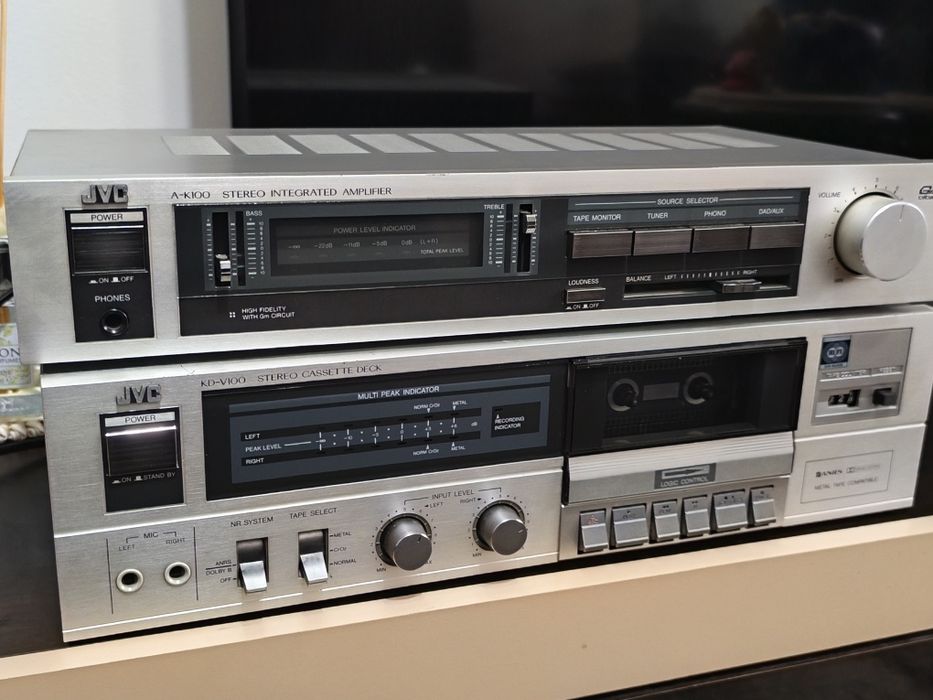 Linie JVC compusă din amplificator și Deck