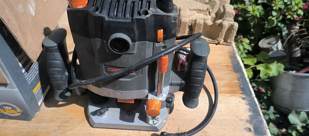 Фрезер Crown industrial 2050 w