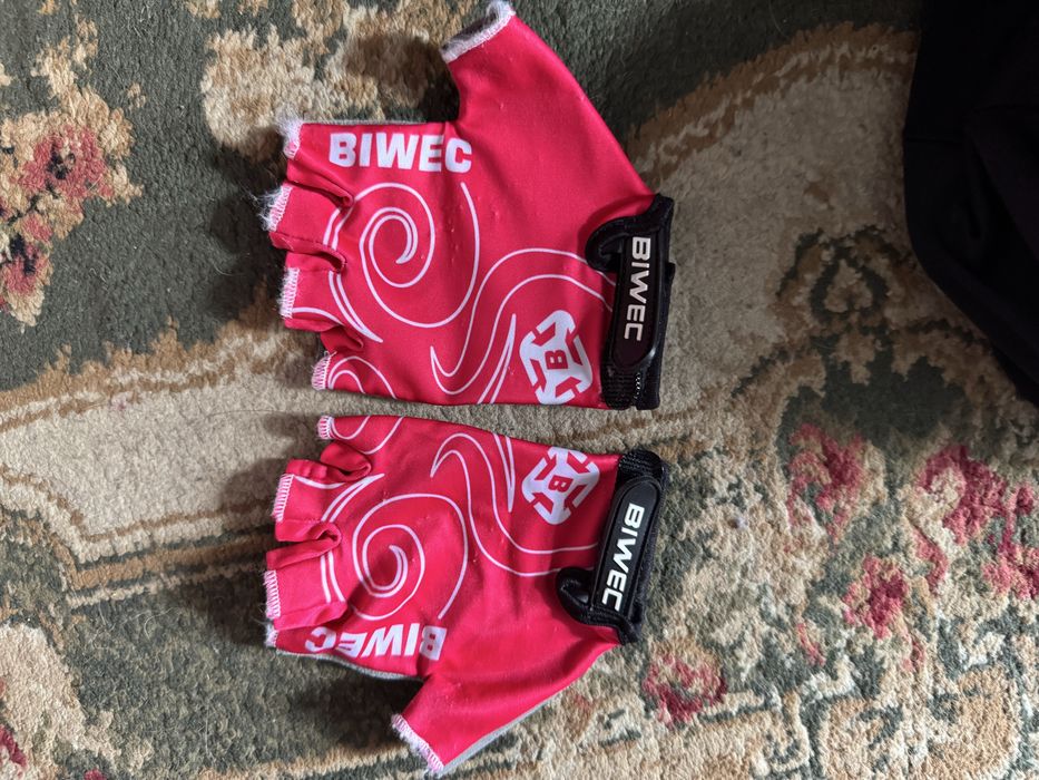 Велосипедные шлема, перчатки