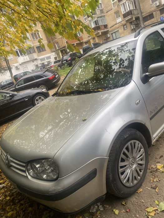 Golf se vanzare pentru piese , totul merge bine doar ca este radiată  pret 15000RON