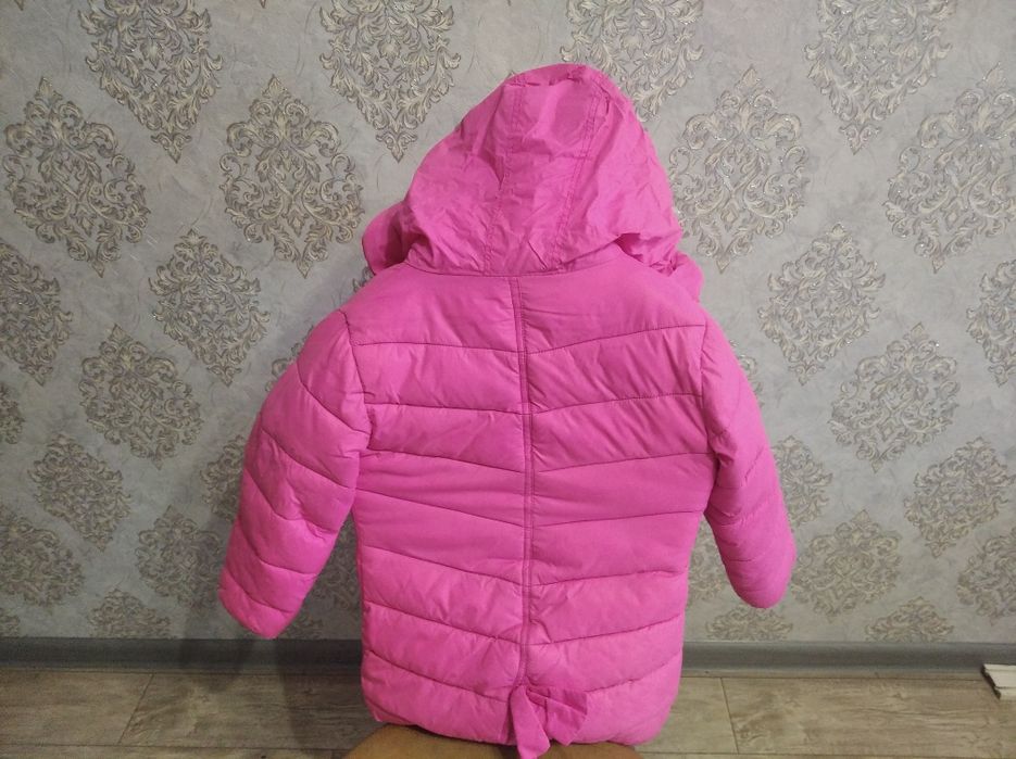 Продам демисезонную куртку для девочки.