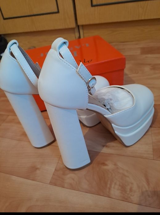 Женские белые туфли