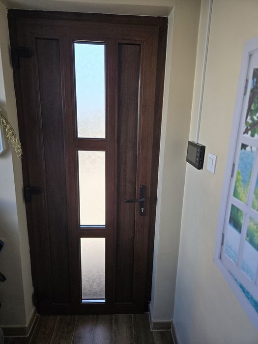 Vând fereastră si ușă intrare