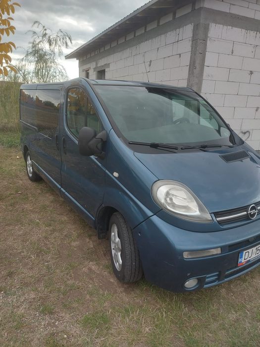 Vând  Opel Vivaro 6 locuri si benă  versiunea lungă