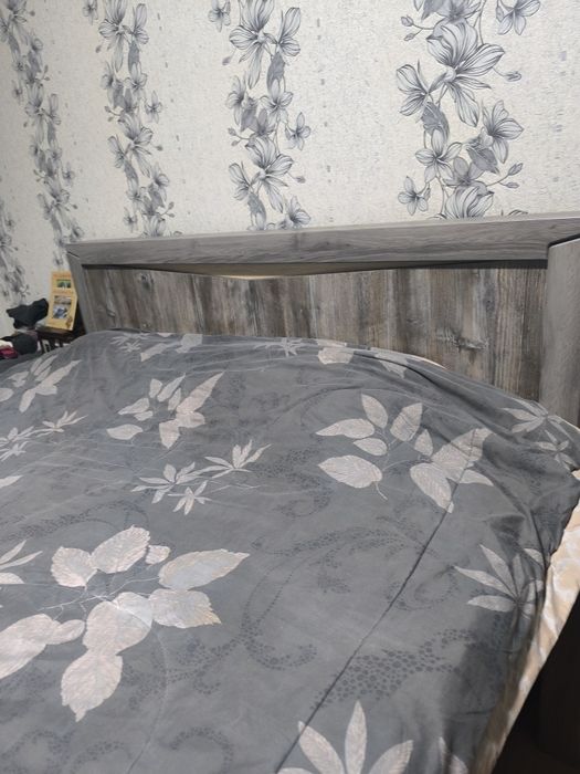 Двухспальная кровать без матраса