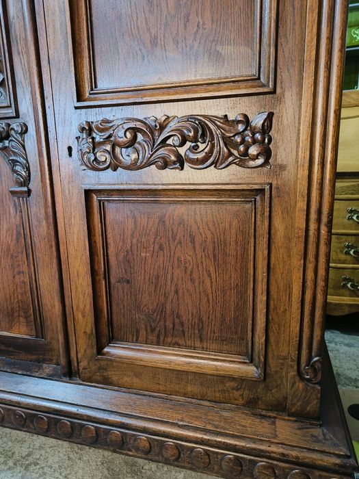 Разкошен дъбов шкаф с дърворезба