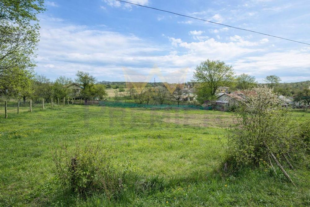 Парцел в Варна, област-с.Радево площ 880кв.м.