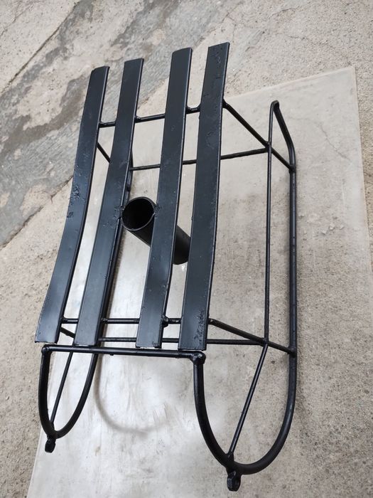 Vând suport pentru brad tip săniuță