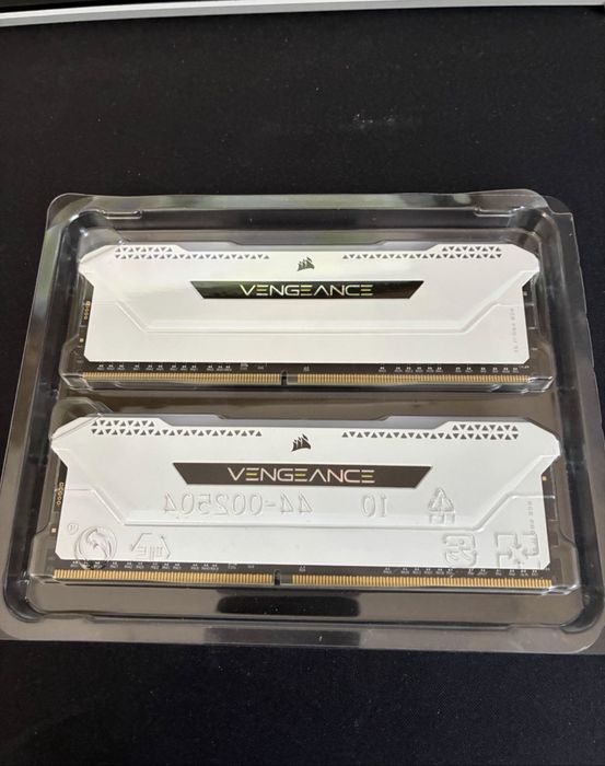 KIT Memorie Corsair VENGEANCE RGB PRO SL, 16GB DDR4, 3200MHz CL16. NOU