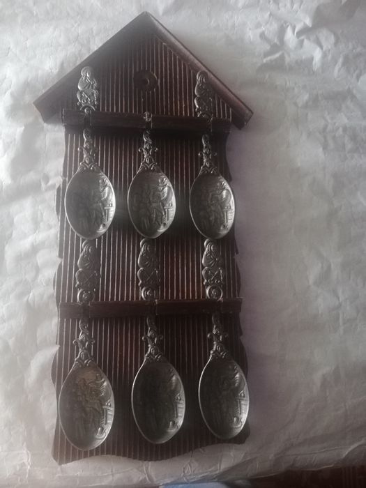 Linguri din zinc pe suport