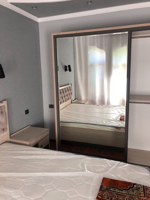 Продам спальный гарнитур AVAN — кровать, шкаф-купе, трюмо-комод