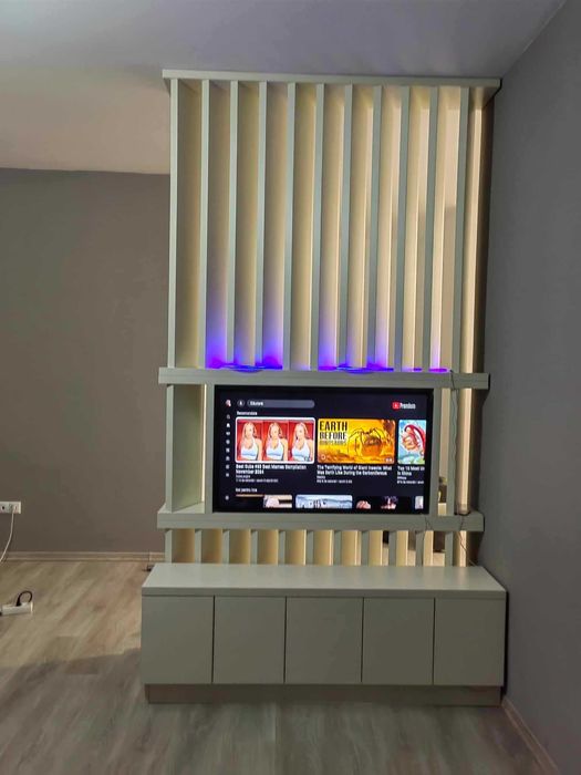 Vand riflaj care incorporeaza un televizor de 108cm, cu comoda atasata