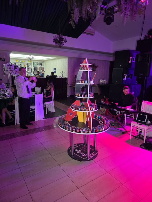 TORT Shot Rocket by Evelyn Cocktailbar (rachetă de 170 shot-uri ).