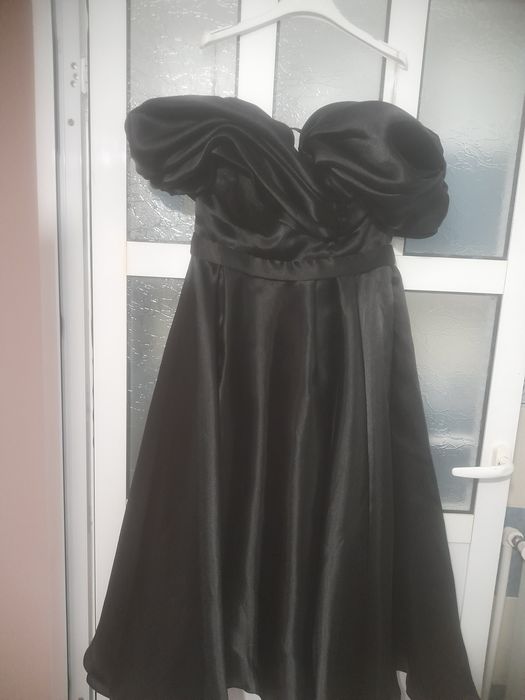 Rochie neagra de seara semi-lunga purtata o singura data