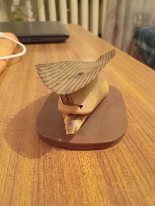 Статуэтка ёжик с листом.