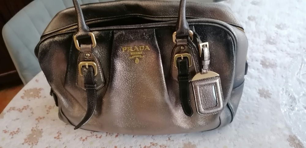 Оригинaл чанта Prada,в отлично състояние,без следи от носене