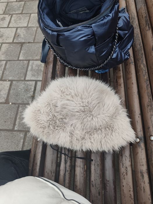 Космата зимна шапка с пристягане