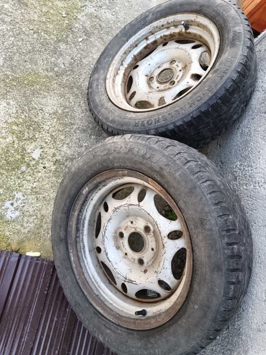 De vânzare trei jante pe 15 în 3 prezoane.