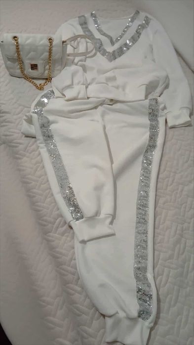 Италиански костюм за парти и кожена бяла чанта