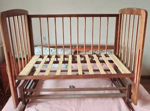 Кроватка-манеж с маятником